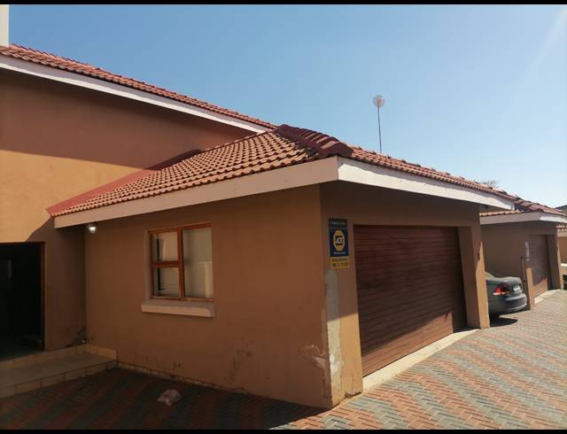 3 BEDROOM TOWNHOUSE FOR SALE IN CASA ACACIA
